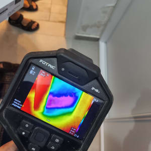 מצלמה תרמית מציגה תמונה צבעונית של קיר