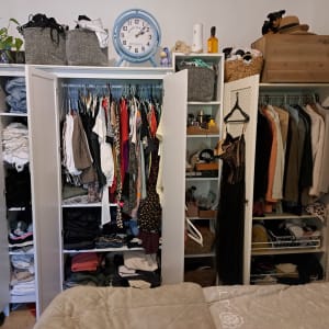 ארון בגדים מאורגן עם בגדים תלויים ומקופלים