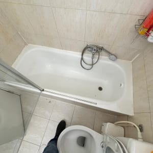 אמבטיה עם אריחים וכלים סניטריים