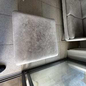 ספה וכיסא על רצפת אריחים