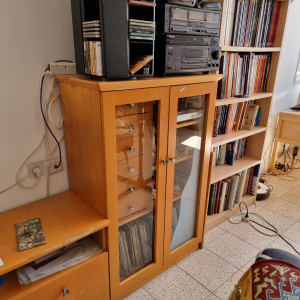 דלתות זכוכית בארון עץ עם ידיות מתכת