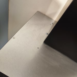 פלטת מתכת עם ברגים ופינות מחוברות