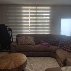 וילון פסים אופקי לבן על חלון גדול בסלון