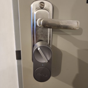 ידית דלת עם מנעול חכם מותקן