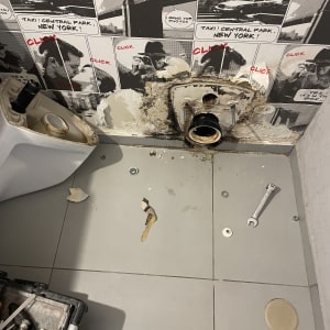 כלי עבודה וצינור שירותים מפורק על רצפה