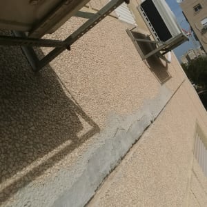 יחידת מיזוג אוויר מותקנת על קיר חיצוני