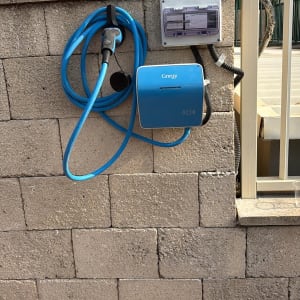 עמדת טעינה חשמלית על קיר חיצוני