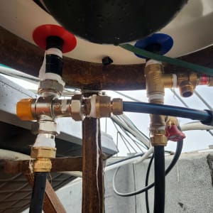 חיבורים וצינורות של דוד שמש על גג