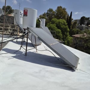 גג עם דודי שמש ומערכת איטום