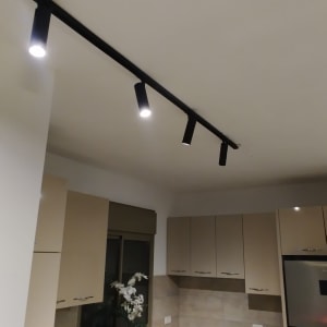 תאורת מסילה מותקנת במטבח מודרני