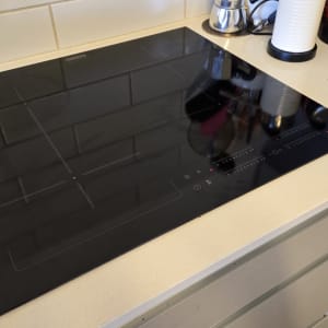 כיריים חשמליות שחורות על משטח מטבח בהיר