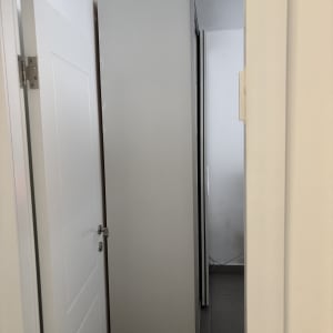 דלת לבנה פתוחה עם ידית מתכת