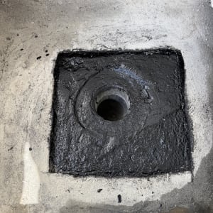 איטום סביב פתח ניקוז עם חומר שחור