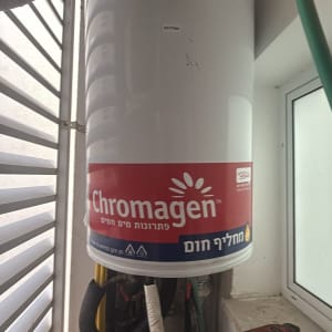 דוד שמש מותקן עם צינורות וחיבורים