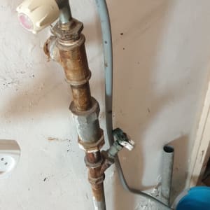 צינור מים עם ברז וחיבורים חלודים