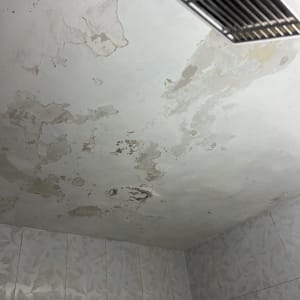 תקרה עם סימני רטיבות ונזילות