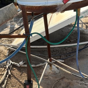 חוטי חשמל ומתג על מתקן מתכת חלוד