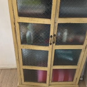 ארון עץ עם דלתות זכוכית מעוצבות