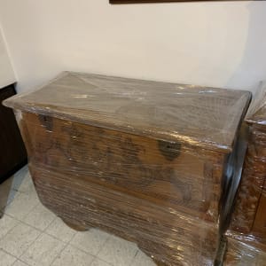 רהיט עץ עטוף בניילון נצמד למעבר דירה