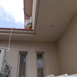 התקנת צינור גז צהוב ומחמם מים בגז על קיר חיצוני