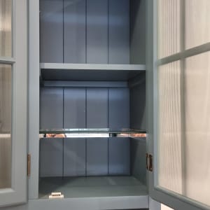 ארון זכוכית פתוח עם מדפים פנימיים