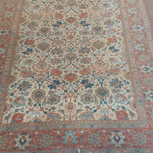 שטיח צבעוני על רצפת עץ