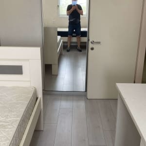 רצפת פרקט עץ בהירה בחדר שינה