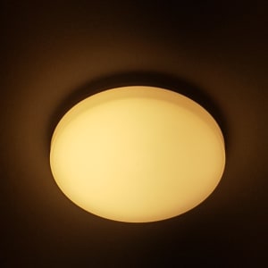 מנורת תקרה עגולה עם אור חם