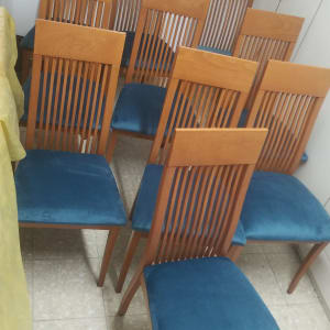 כיסאות עץ עם ריפוד כחול