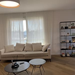 רצפת פרקט עץ חום בסלון מואר