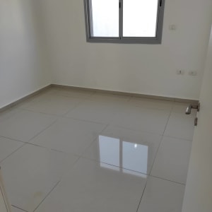 רצפה נקייה ומבריקה בחדר ריק עם חלון