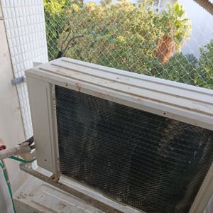 רשת על מזגן למניעת כניסת יונים