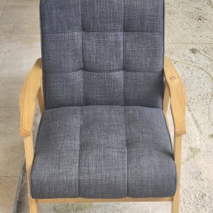 כיסא מרופד אפור עם מסגרת עץ