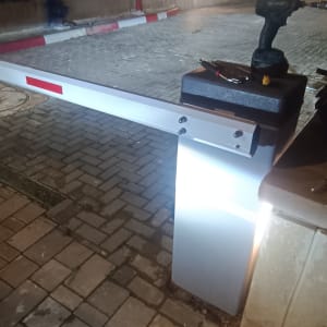 מחסום חשמלי עם כלי עבודה על עמוד