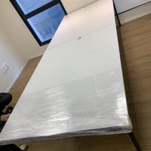 שולחן עטוף בניילון נצמד למעבר דירה