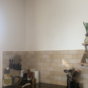 מטבח עם סכינים על קיר, כלים על מדף