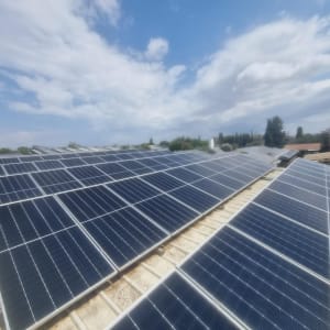 פאנלים סולאריים מותקנים על גג תחת שמיים מעוננים