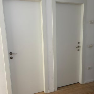 שתי דלתות לבנות עם ידיות מתכת
