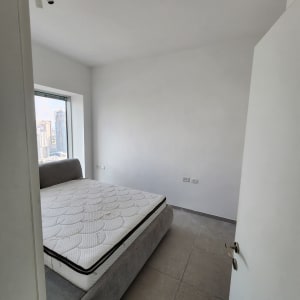 קירות צבועים בלבן בחדר שינה