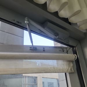 מנגנון פתיחה וסגירה לחלון עם זרוע מתכת