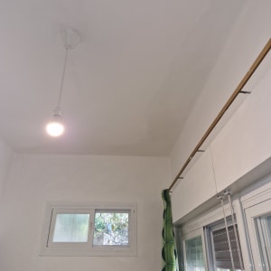 תקרה צבועה בלבן עם מנורה תלויה