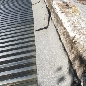 גג עם יריעות איטום וזפת לאורך הקצה