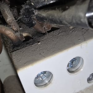 חוטי חשמל מחוברים לתיבת חיבורים