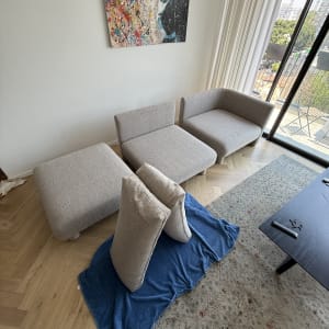 סלון עם ספות וכריות על שטיח