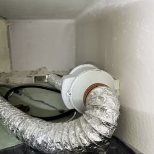 צינור אוורור מחובר למערכת חשמלית בקיר