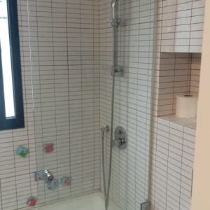 מקלחת עם ראש מקלחת וכיור לבן