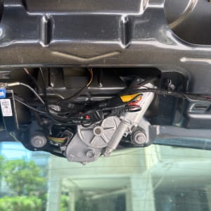 מנוע חשמלי ומנגנון מתחת למכסה רכב
