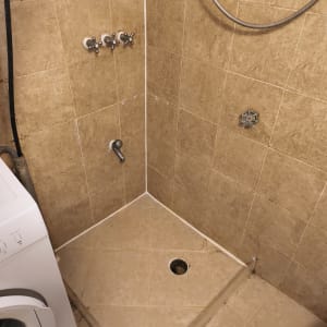 מקלחת עם אריחים וכלים סניטריים