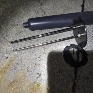 חלקי מתכת וכלי עבודה על רצפה