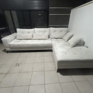 ספה בהירה על מרפסת מרוצפת בלילה